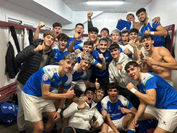El Maracena juvenil celebra su triunfo (UD MARACENA) El Maracena juvenil celebra su triunfo (UD MARACENA)