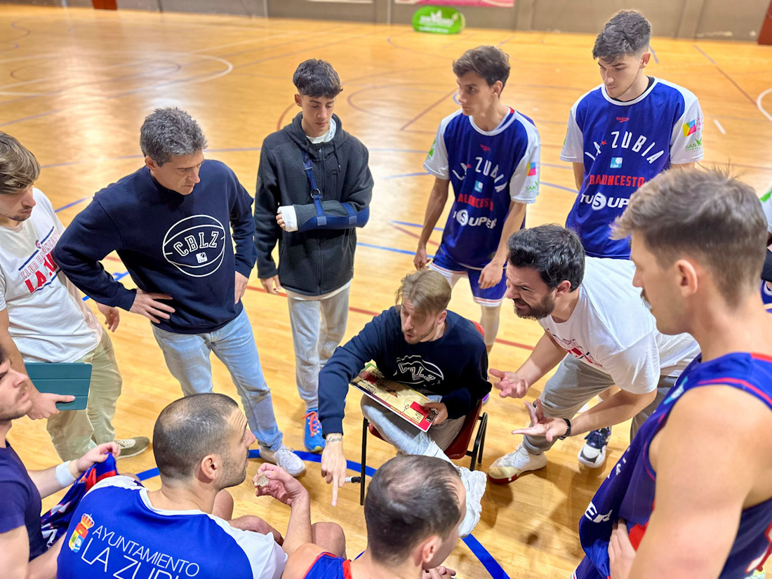 Gonzalo Hermoso da instrucciones durante un tiempo muerto (CB LA ZUBIA)