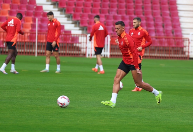 Uzuni ha preparado junto a sus compañeros el partido ante el Eldense (J. AZCOYTIA) Uzuni ha preparado junto a sus compañeros el partido ante el Eldense (J. AZCOYTIA)