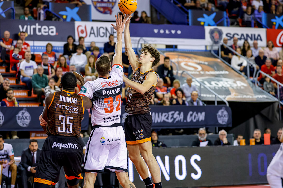 Rubén Guerrero intenta taponar a Saint-Supery (BÁSQUET MANRESA)