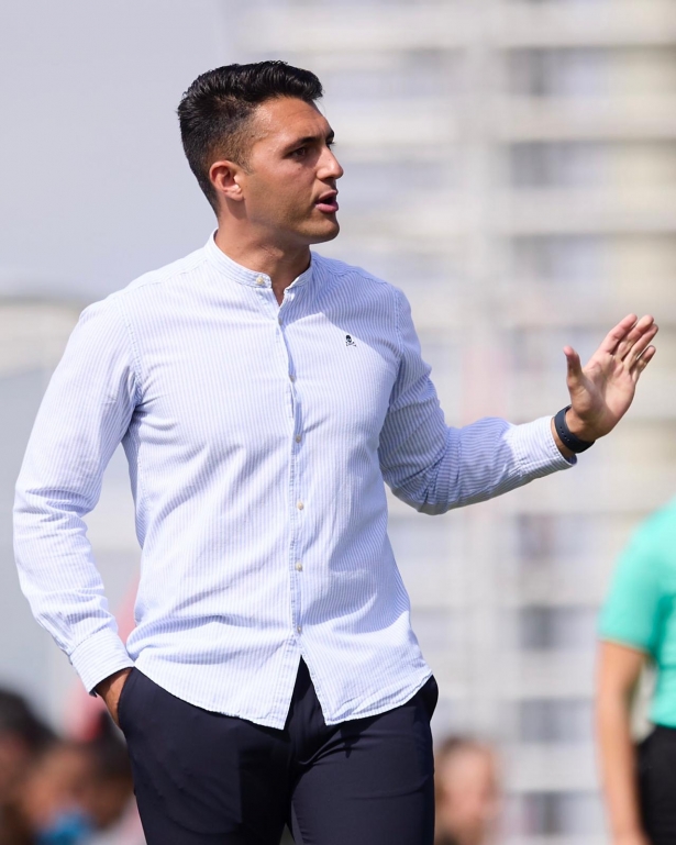 Arturo Ruiz da instrucciones durante un encuentro (LIGA F) Arturo Ruiz da instrucciones durante un encuentro (LIGA F)
