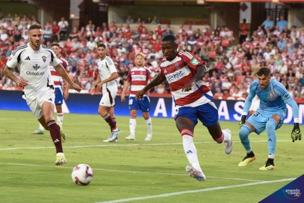 Hongla ha vuelto a jugar con Camerún (JOSÉ M. BALDOMERO) Hongla ha vuelto a jugar con Camerún (JOSÉ M. BALDOMERO)