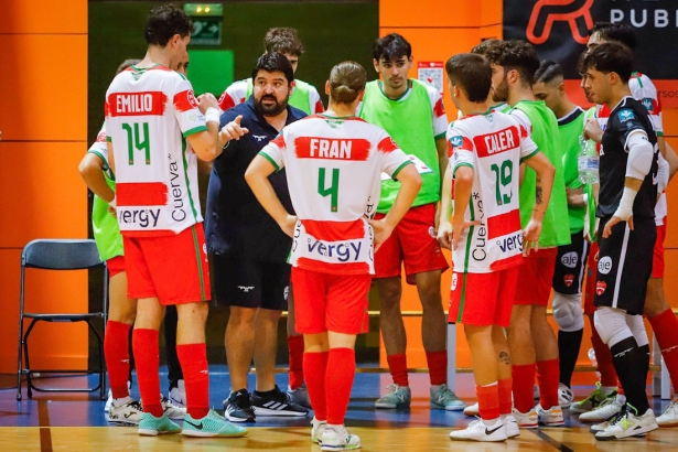 Rafa Romero da instrucciones durante un tiempo muerto (GRANADA FS)