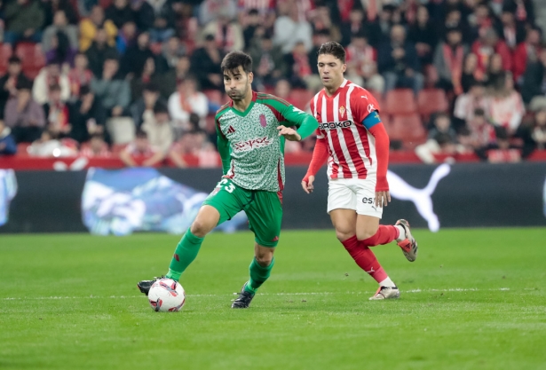 Trigueros avanza con el balón (LOF)