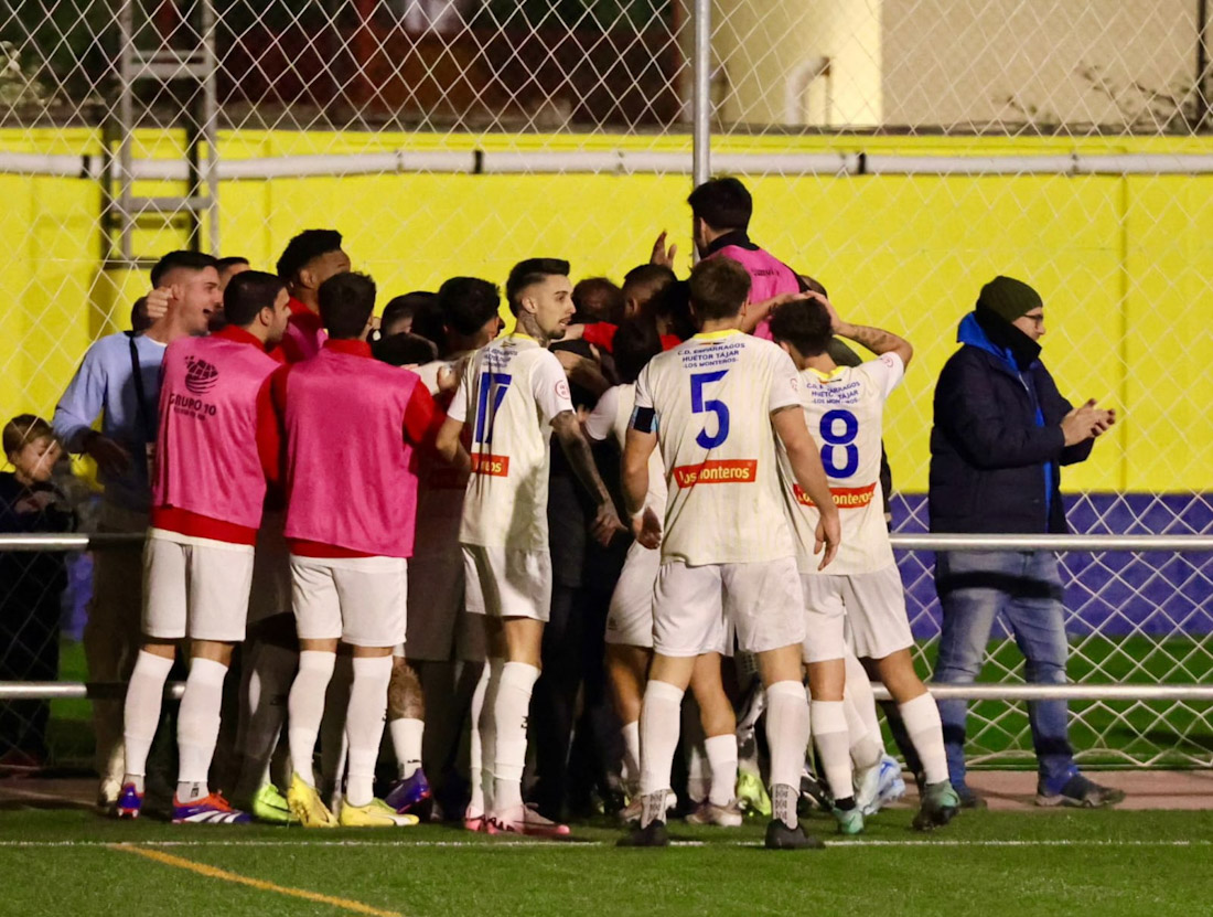 El Huétor Tájar celebra un gol (JOSÉ ANDRÉS FERNÁNDEZ)