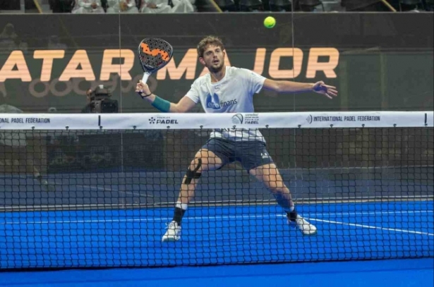 Yanguas golpea una volea de derecha (PREMIER PADEL) Yanguas golpea una volea de derecha (PREMIER PADEL)