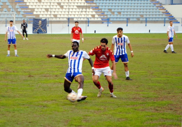 Baka (CF Motril) y Migue Bolívar (Arenas) en un lance del partido. (SEMANARIO MUCHO DEPORTE)