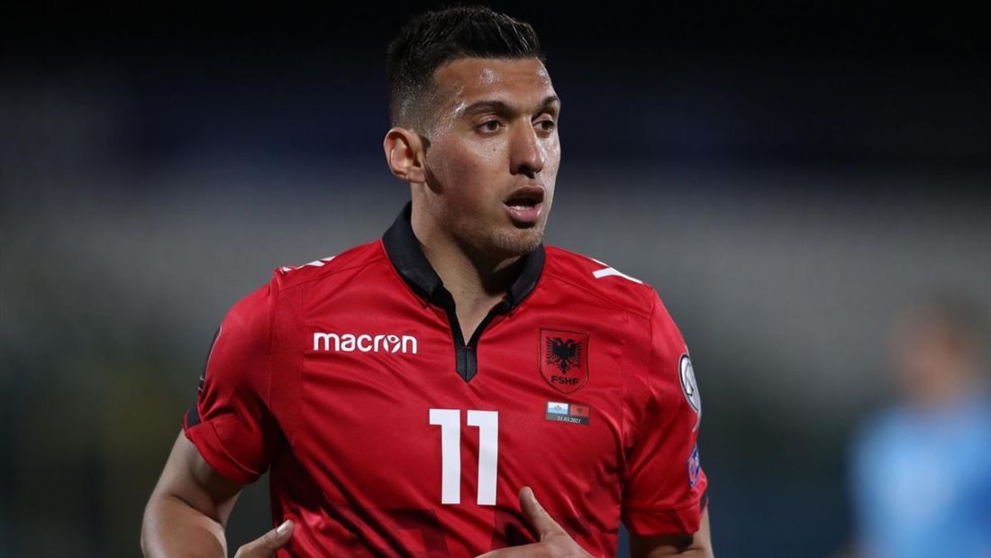 Uzuni defendiendo a la Selección albanesa (EUROSPORT)