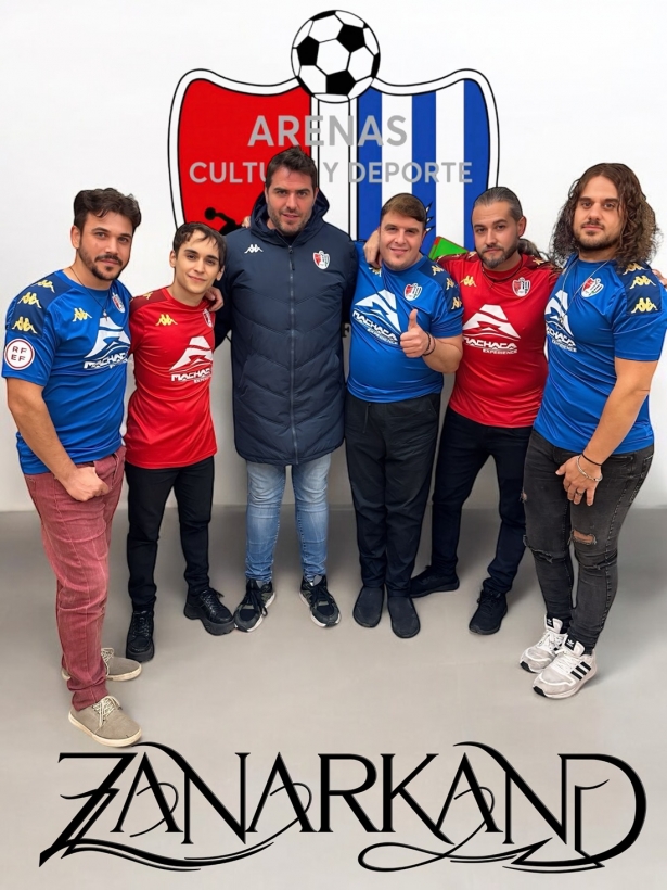 El presidente del Arenas de Armilla, Fermín Criado, con los miembros de la banda (ZANARKAND)