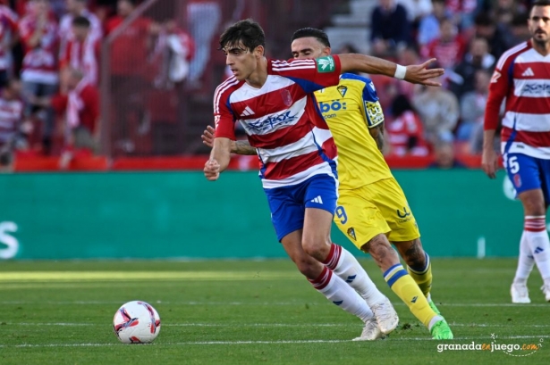 El Granada se tuvo que conformar con el empate (JOSÉ M. BALDOMERO) El Granada se tuvo que conformar con el empate (JOSÉ M. BALDOMERO)
