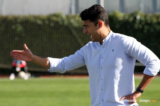 Arturo Ruiz da instrucciones durante un encuentro (J. PALMA)