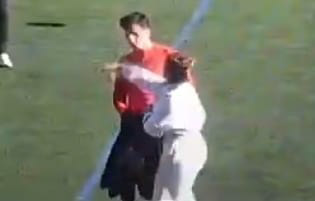 Momento de la agresión de la madre de un jugador del Español Albolote al colegiado