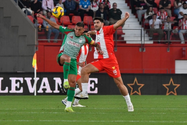 Uzuni y Melero, dos de los protagonistas del choque, pugnan por un balón (LOF) Uzuni y Melero, dos de los protagonistas del choque, pugnan por un balón (LOF)