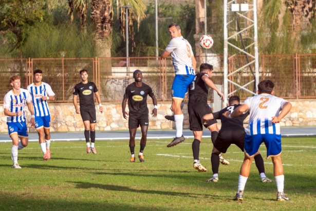 El delantero local Antonio López rodeado de jugadores ejidenses. (SEMANARIO MUCHO DEPORTE)