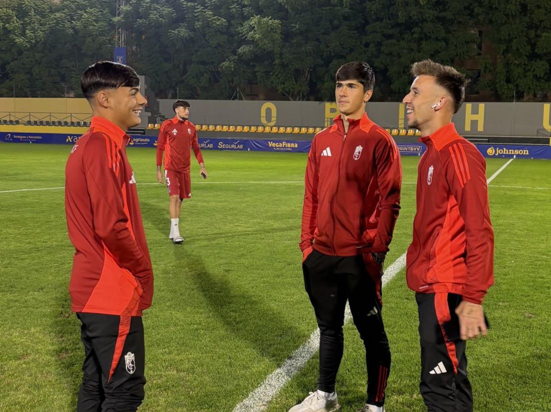 Alemán antes del encuentro junto a sus compañeros (GRANADA CF)