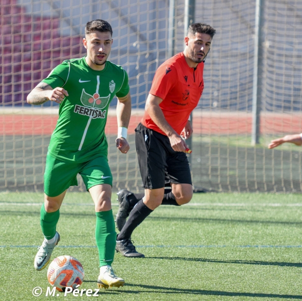Javi Rodelas durante un partido con el Atarfe (MANOLO PÉREZ)