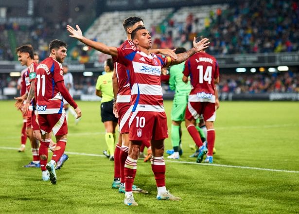 Uzuni sigue haciendo historia en el Granada (LOF)