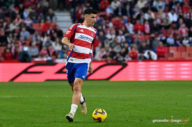 Rubén Sánchez firmó un gran partido ante el Racing (JOSÉ M. BALDOMERO)