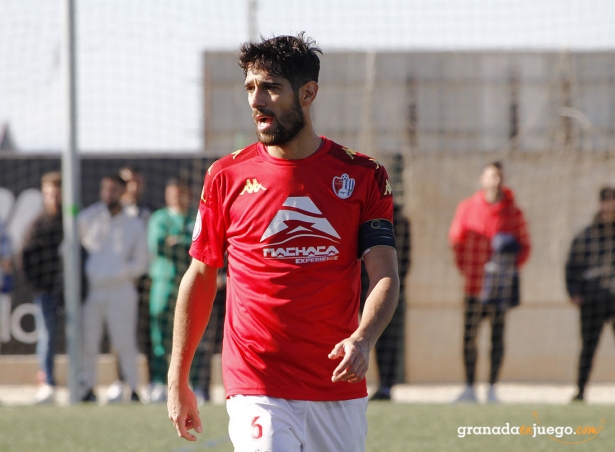 Migue Moleon durante el partido ante el Huétor Tájar (J. PALMA)