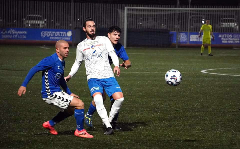 Rafilla entre dos jugadores del Alhaurino (JOSÉ MARÍA FERNÁNDEZ)