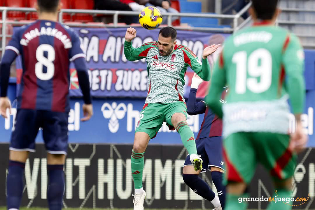 Insua durante un lance del partido (LOF)