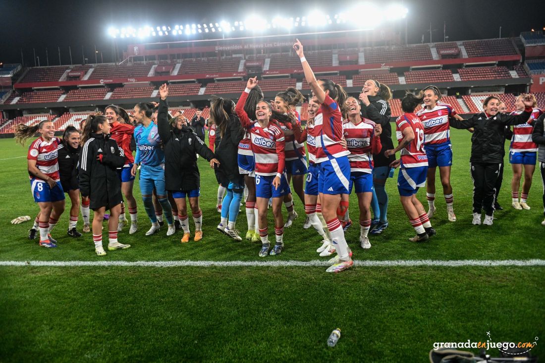 El Granada femenino celebrandoo el pase a la siguiente ronda (JOSÉ M. BALDOMERO)