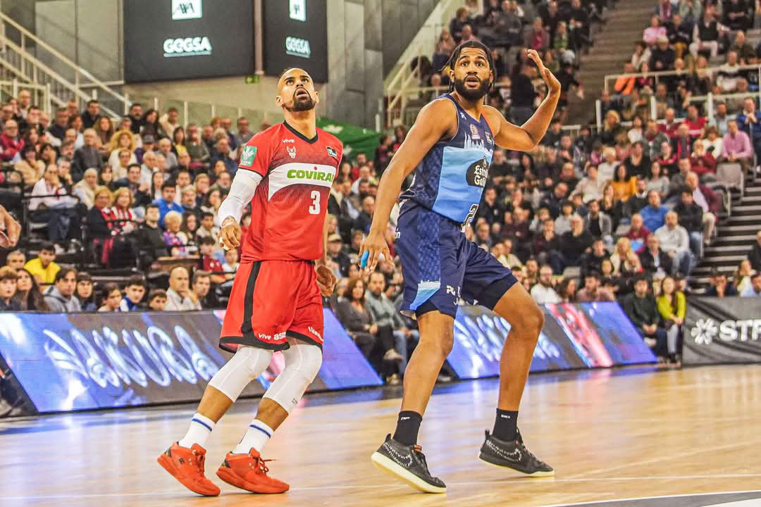 Gian Clavell mira a canasta (JOSÉ VELASCO)