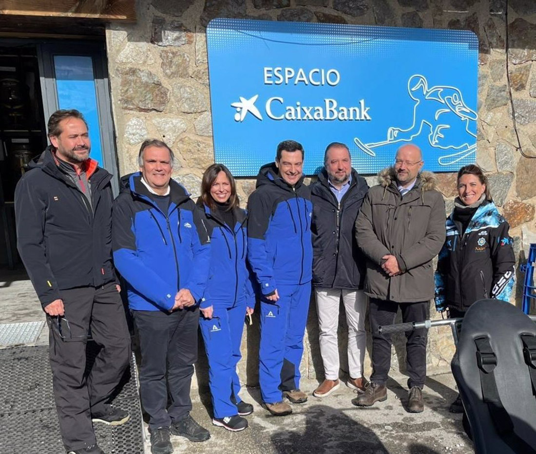 Autoridades y responsables de CaixaBank visitan la nueva sala de transición para las personas con discapacidad (CAIXBANK)