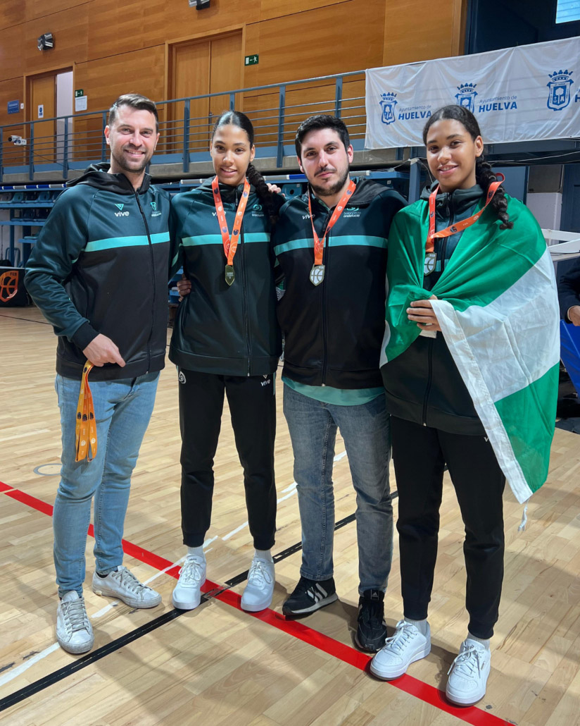 Representantes de la Fundación CB Granada con sus medallas (FUNDACIÓN CB GRANADA)
