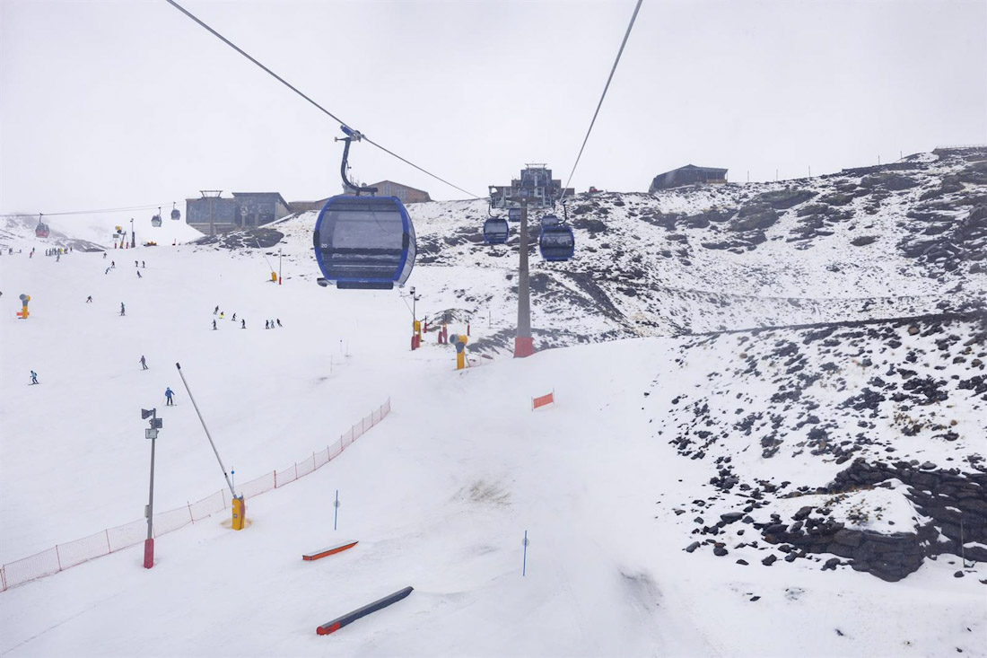 Esquiadores en la estación de esquí de Sierra Nevada en imagen de archivo (ÁLEX CÁMARA - EUROPA PRESS)