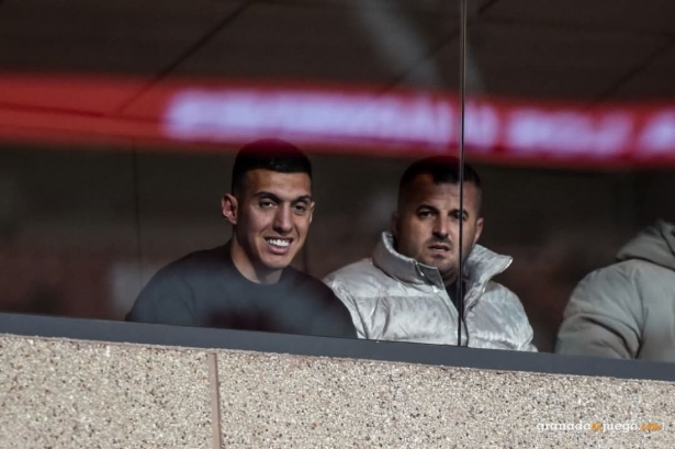 Uzuni estuvo en el estadio a la espera de que su situación se resuelva (JOSÉ M. BALDOMERO)