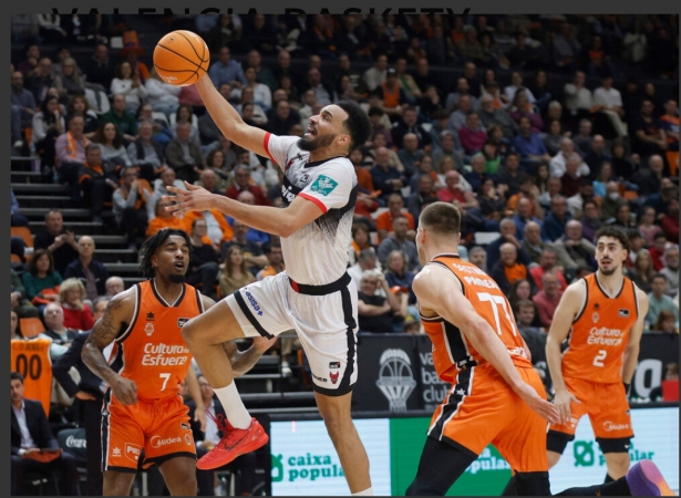 Amine Noua penetra a canasta (MIGUEL ÁNGEL POLO / ACB PHOTOS)