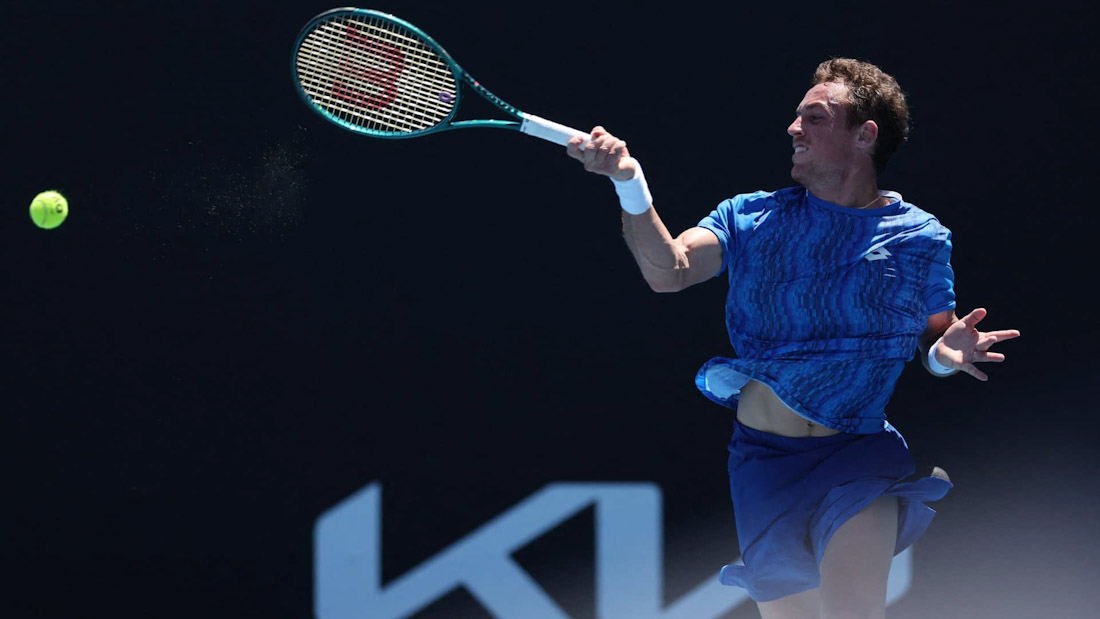 Roberto Carballés golpea la bola (GETTY IMAGES)