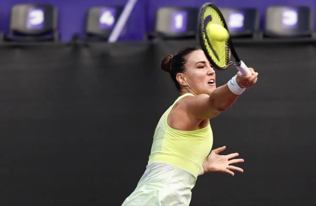 Nuria Párrizas golpea la bola (MÉRIDA OPEN AKRON)