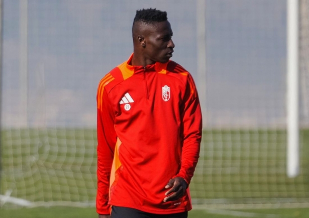 Owusu ya luce como rojiblanco (GRANADA CF) Owusu ya luce como rojiblanco (GRANADA CF)