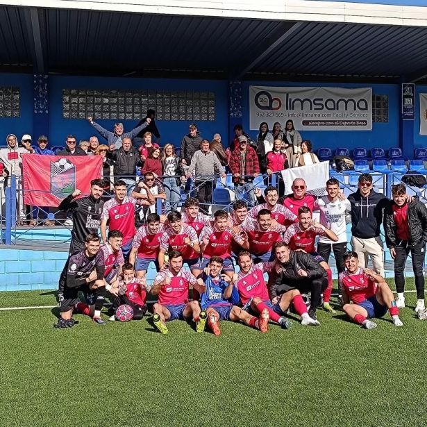 El Churriana celebra el triunfo con la afición desplazada a Alhaurín de la Torre CF (CHURRIANA CF) El Churriana celebra el triunfo con la afición desplazada a Alhaurín de la Torre CF (CHURRIANA CF)