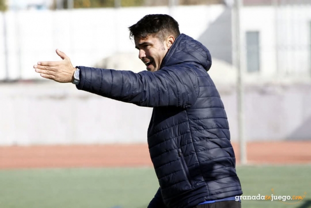 Jaime Morente da instrucciones en el derbi ante el Atarfe (J. PALMA) Jaime Morente da instrucciones en el derbi ante el Atarfe (J. PALMA)
