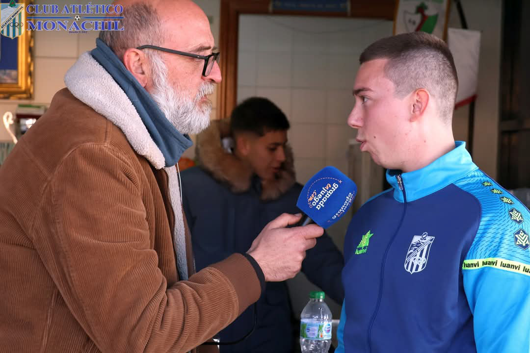 Emilio García atiende a los micrófonos de `Marcador en Juego` (MANU LÓPEZ/ ATLÉTICO MONACHIL)