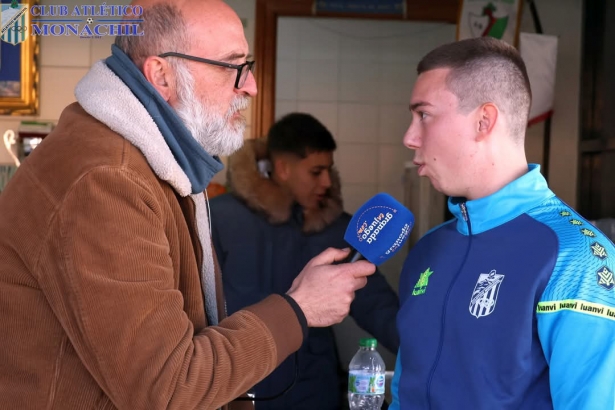 Emilio García atiende a los micrófonos de `Marcador en Juego` (MANU LÓPEZ/ ATLÉTICO MONACHIL)