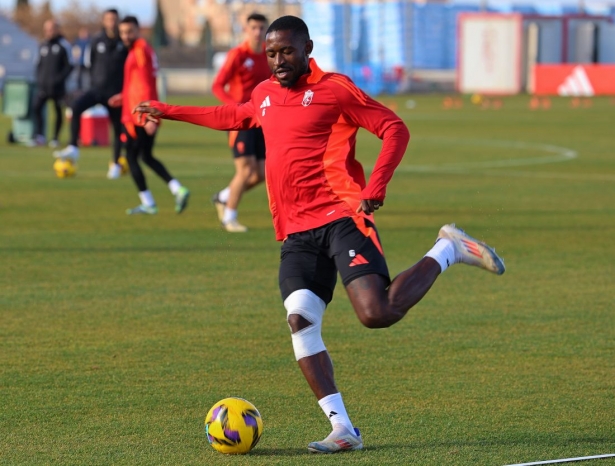 Hongla sigue trabajando con un vendaje en la rodilla (J. AZCOYTIA)