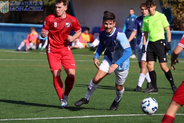 Marinetto durante el partido ante el Atlético Monachil (MANU LÓPEZ/ATLÉTICO MONACHIL)