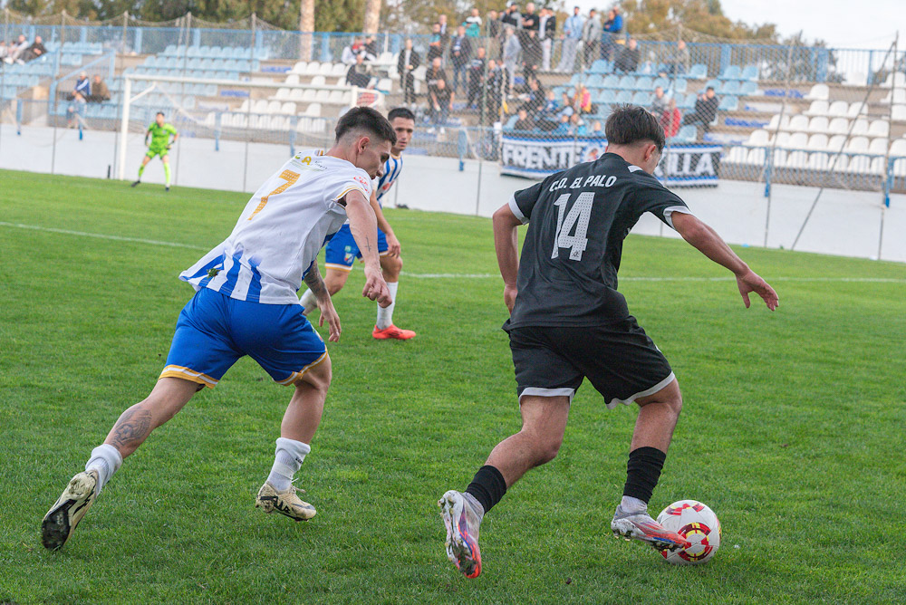 Toni (CF Motril) y Carlos Camacho (El Palo), en un lance del partido (SEMANARIO MUCHO DEPORTE)