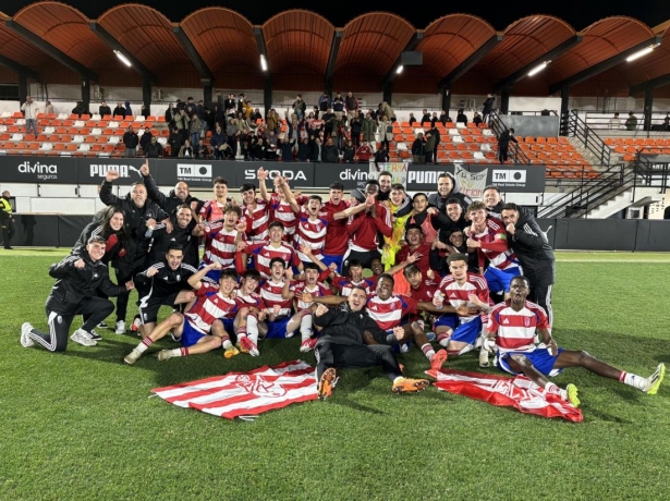 El Granada juvenil celebra el pase a la siguiente ronda de la Copa (GRANADA CF) El Granada juvenil celebra el pase a la siguiente ronda de la Copa (GRANADA CF)