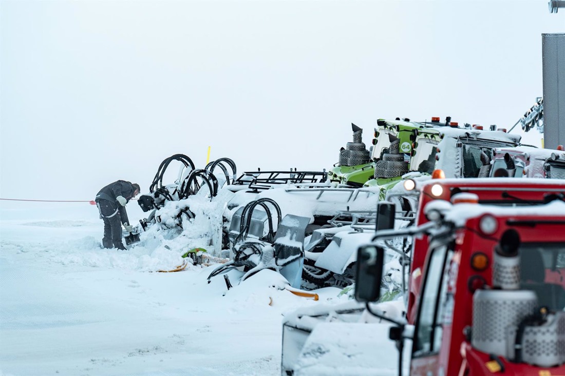 Los servicios de pistas de Sierra Nevada, especialmente los maquinistas, evaluarán el efecto real de la última nevada en la oferta esquiable. (CETURSA SIERRA NEVADA)