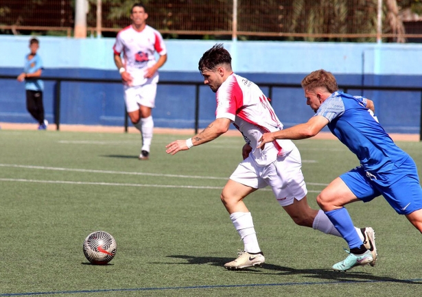 Funes, jugador del Guadix CF, en una jugada 