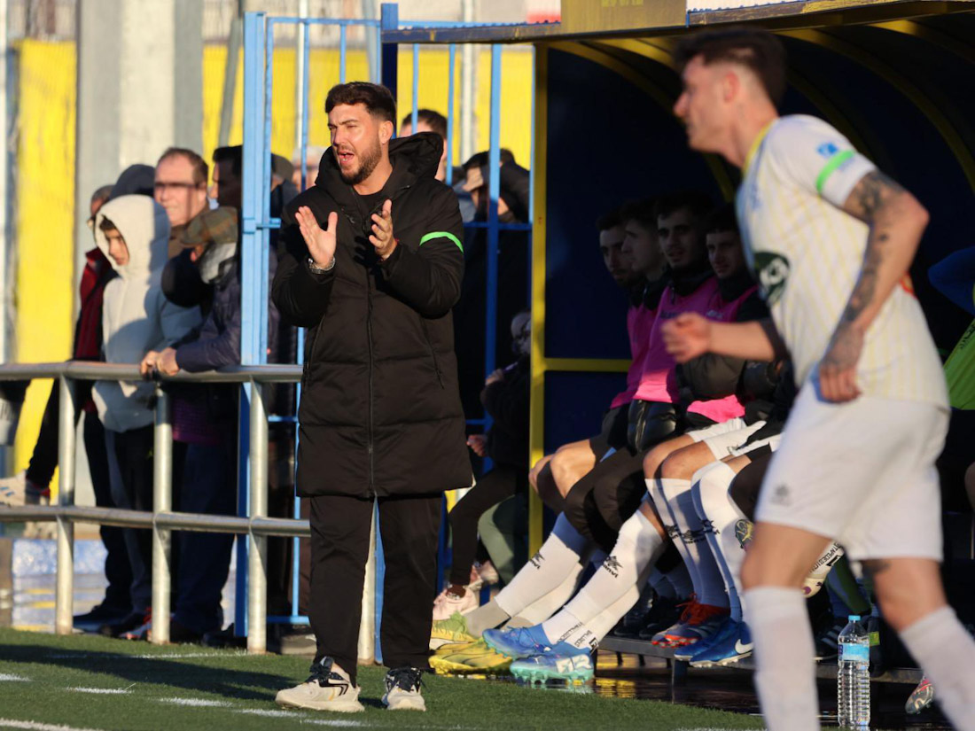 Julio Catalá anima a sus jugadores (JOSÉ ANDRÉS FERNÁNDEZ) 