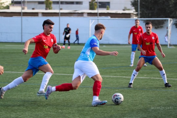 Enzo persigue a un jugador del Otura CF (ENCARNI QUESADA) Enzo persigue a un jugador del Otura CF (ENCARNI QUESADA)