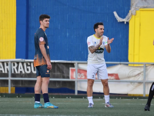 Choco anima a sus compañeros en su último partido con el CD Huétor Tájar (JOSÉ ANDRÉS FERNÁNDEZ)