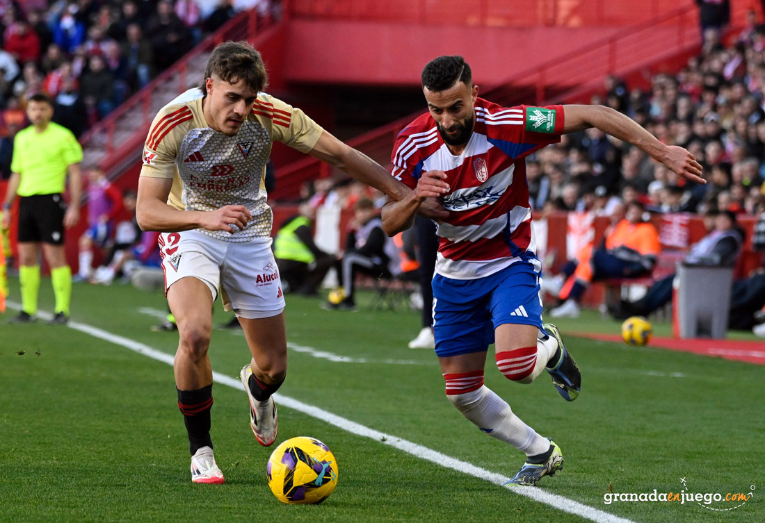 Abde Rebbach en una jugada del partido ante el CD Mirandés (JOSÉ M. BALDOMERO)