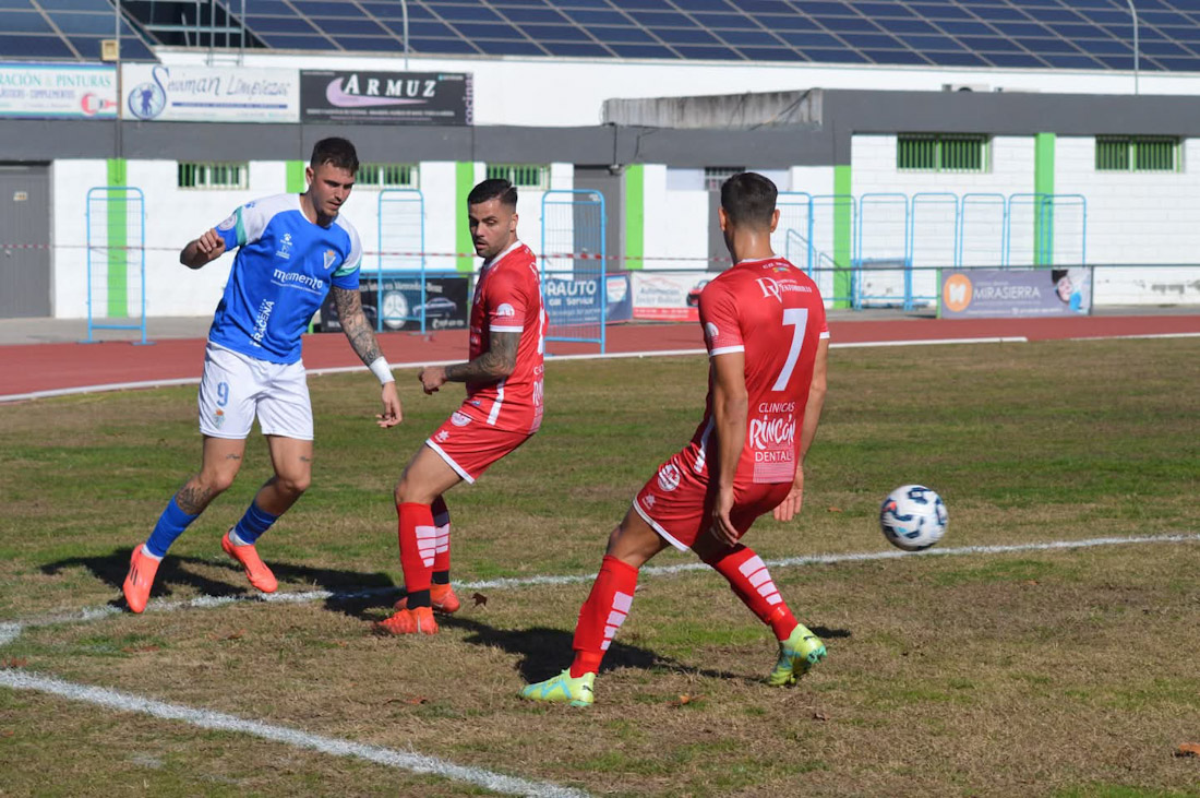 Raúl Fernández marcó dos goles en la victoria del Maracena (D. CONTRERAS /ARCHIVO) 